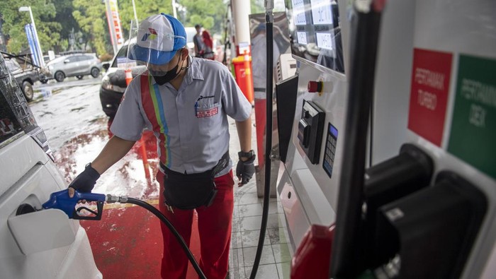 PASOKAN BBM PERTAMINA AMAN HINGGA LEBARAN Petugas melayani pengisian BBM di SPBU Pertamina 31.40101 di Bandung, Jawa Barat, Sabtu (16/4/2022). Pertamina Patra Niaga Regional Jawa Bagian Barat memastikan stok BBM dan LPG selama Ramadhan hingga arus mudik lebaran Idul Fitri aman dan saat ini seluruh infrastruktur telah disiagakan meliputi delapan Terminal BBM, lima Terminal LPG, lima depot pengisian pesawat udara dan lebih dari 1900 lembaga penyalur BBM se-Jawa Bagian Barat serta lebih dari 38 ribu lembaga penyalur LPG. ANTARA FOTO/M Agung Rajasa/wsj.