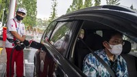 Petugas melayani pengisian BBM di SPBU Pertamina 31.40101 di Bandung, Jawa Barat, Sabtu (16/4/2022).