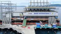 Mengutip Instagram PLN @pln_id, PLN resmi mengoperasikan pembangkit listrik terapung pertama buatan Indonesia yang diberi nama Barge Mounted Power Plant (BMPP) Nusantara-1. Pengoperasian pembangkit berkapasitas 60 MW ini bakal memperkuat keandalan pasokan listrik di Ambon, Maluku dan meningkatkan kemandirian energi di Indonesia Timur.Foto: Dok. PT PLN (Persero)