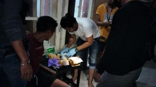 Pria inisial R (21) di Kabupaten Dompu, Nusa Tenggara Barat (NTB) ditangkap oleh Sat Resnarkoba karena memiliki1 kilogram ganja dan narkoba jenis sabu seberat 25.07 gram.