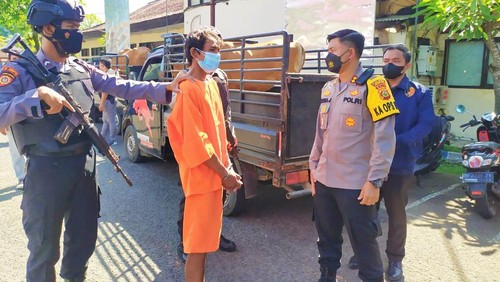 Tersangka pencurian I Putu Suartama, setelah diamankan Polres Jembrana. Diekspos ke media oleh Kapolres Jembrana AKBP I Dewa Gde Juliana, Jumat (15/4/2022).