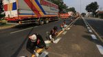 Pengecatan Marka di Jalur Mudik Pantura Terus Dikebut
