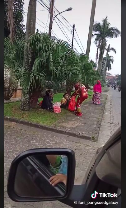 Pengguna TIkTok ajak Iron Man berbagi makanan