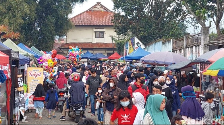 Pengunjung berjubel di kawasan Alun-alun Lembang menjelang berbuka puasa