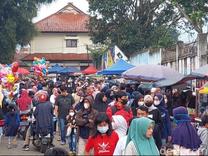 Pengunjung berjubel di kawasan Alun-alun Lembang menjelang berbuka puasa