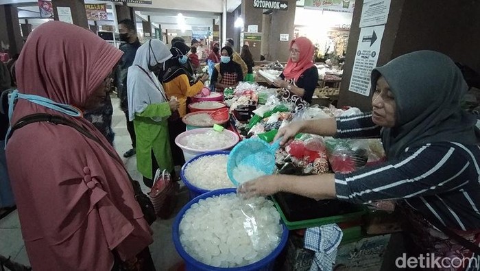 Penjualan kolang-kaling di Pasar Muntilan, Kabupaten Magelang.
