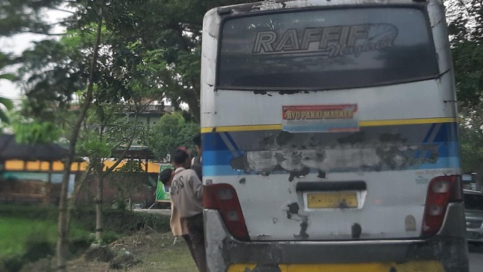 Penumpang bus Solo-Tawangmangu gelantungan membahayakan pengguna jalan