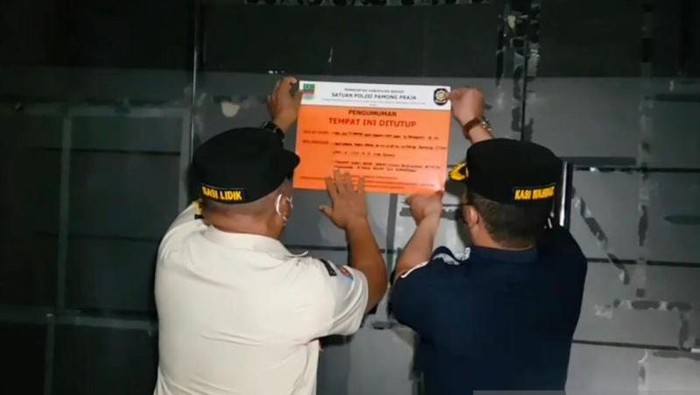 Penyegelan tampat hiburan malam langgar aturan di Bekasi