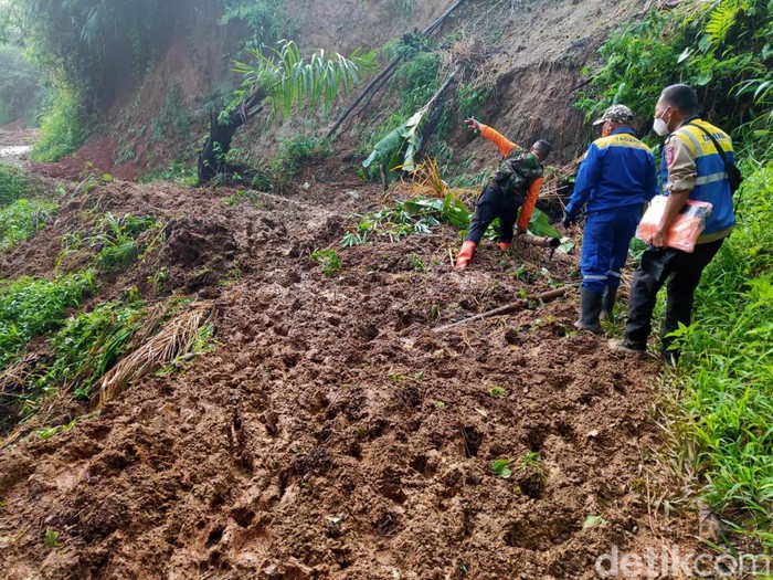 Personel BPBD dan Basarnas Melanjutkan Pencarian Bocah Hilang Tertimbun Longsor di KBB