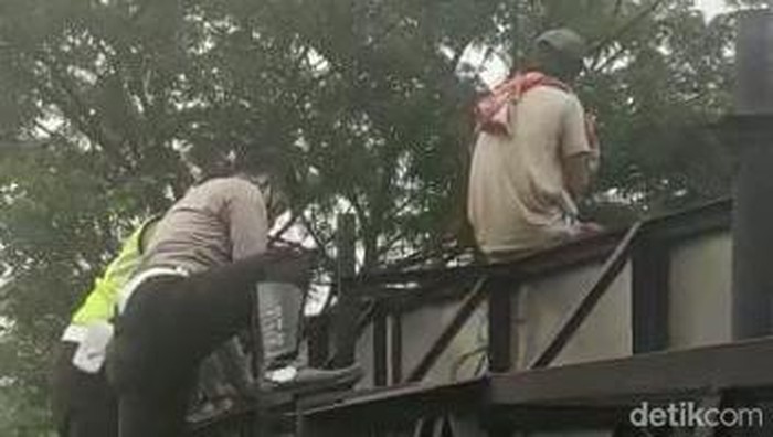 Petugas berupaya mendekati pelaku