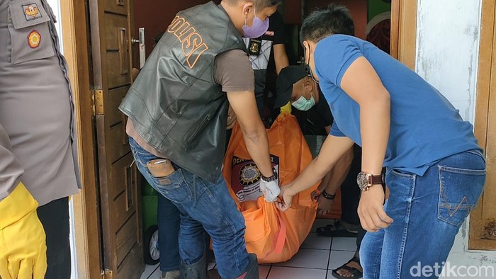 Petugas mengevakuasi jenazah ibu dan kedua anaknya di Cibunar, Tarogong Kidul, Garut