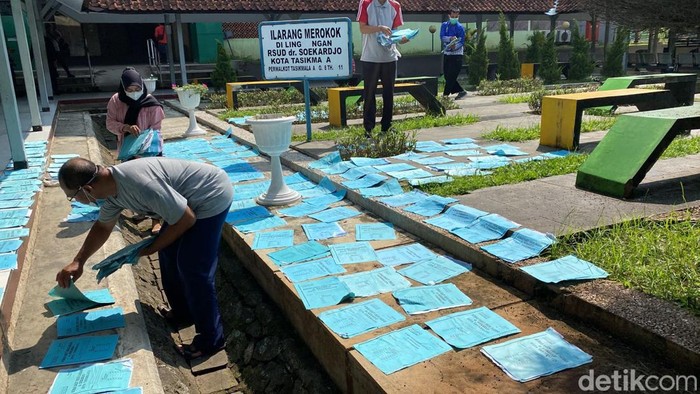 Petugas menjemur obat dan peralatan yang basah akibat banjir RSUD dr Soekardjo semalam