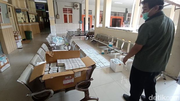 Petugas menjemur obat dan peralatan yang basah akibat banjir RSUD dr Soekardjo semalam