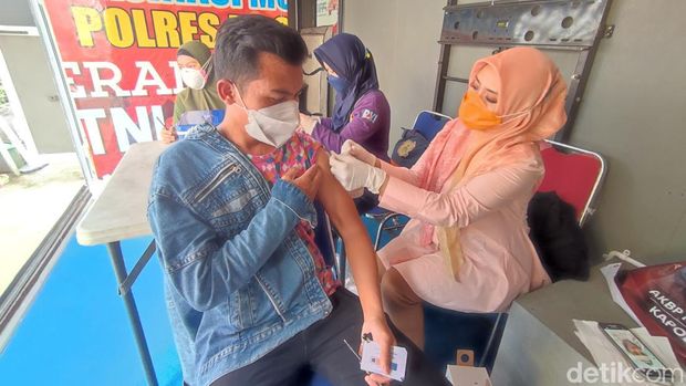Polisi melakukan vaksinasi pemotor di Simpang Gadok Bogor (Rizky/detikcom)