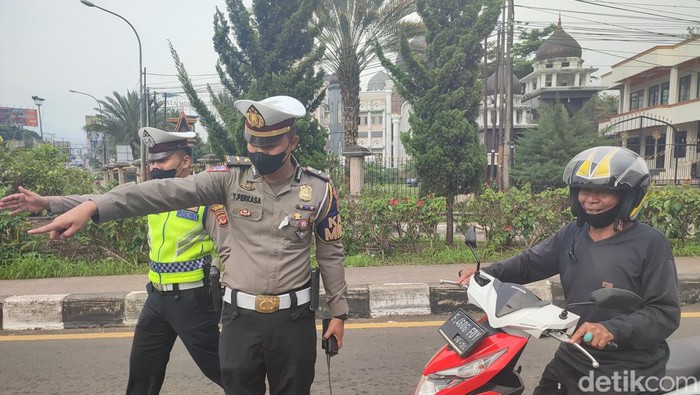 Polisi melakukan vaksinasi pemotor di Simpang Gadok Bogor (Rizky/detikcom)
