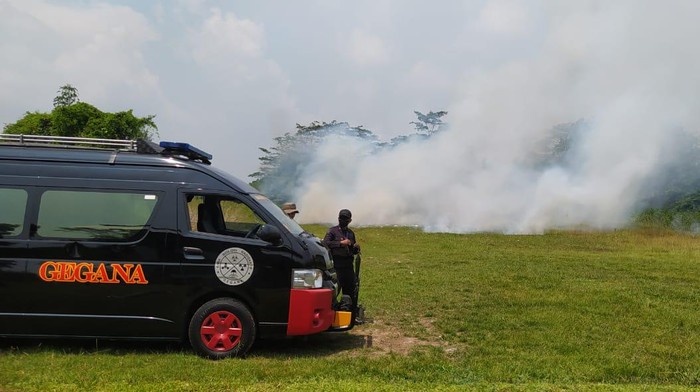 Warga di Jalan Kapten Syafiri, Kelurahan Bancaran, Kecamatan Bangkalan dikagetkan dentuman keras dari lapangan tembak Kodim. Ternyata, itu ledakan ribuan petasan yang dimusnahkan oleh Polres Bangkalan.
