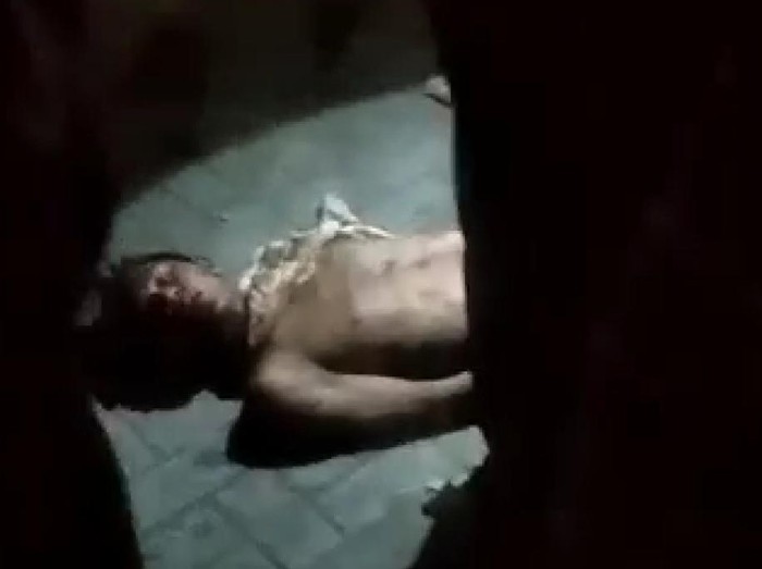 Pria Gagal Curi Motor Dihajar Warga, Pakaian Dilucuti hingga Telanjang Bulat
