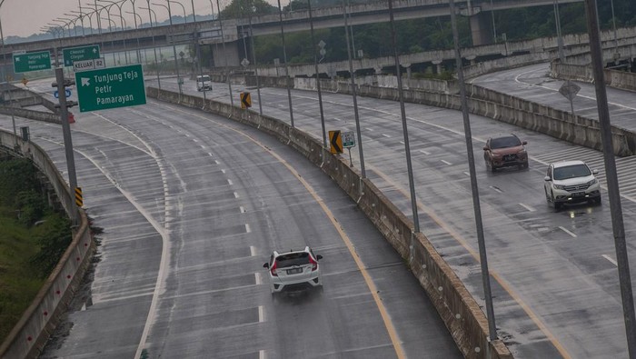 Kendaraan roda empat melintas di jalan tol Serang-Rangkasbitung di Lebak, Banten, Jumat (15/4/2022). Progres penyelesaian pembangunan tol Serang-Panimbang pada seksi II yaitu Rangkasbitung-Cileles sepanjang 83.67 kilometr hingga Maret 2022 mencapai 23,31 persen ditargetkan rampung pada 2023. ANTARA FOTO/Muhammad Bagus Khoirunas/foc.