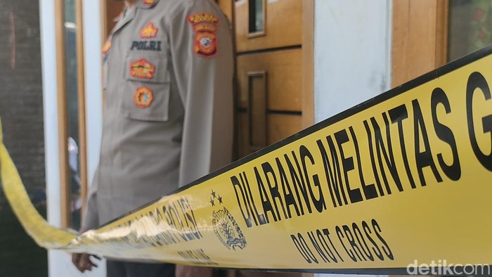 Proses evakuasi mayat ibu dan dua anak di Tarogong Kidul, Garut