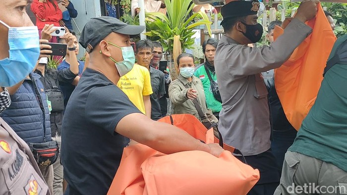 Proses evakuasi mayat ibu dan dua anak di Tarogong Kidul, Garut