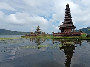 Pura Ulundanu Beratan Begitu Indah Melayang di Atas Air