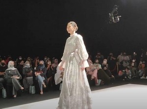 Gaya Raline Shah-Dinda Hauw di Indonesia Fashion Week 2022