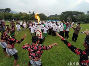 Seruan Damai untuk Dunia dalam Kirab Obor PeSONas di Candi Borobudur