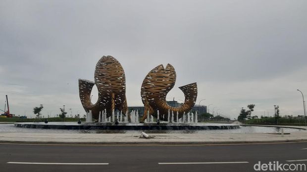 Replika Bola Dunia di Kawasan CPI Makassar