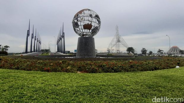 Replika Bola Dunia di Kawasan CPI Makassar