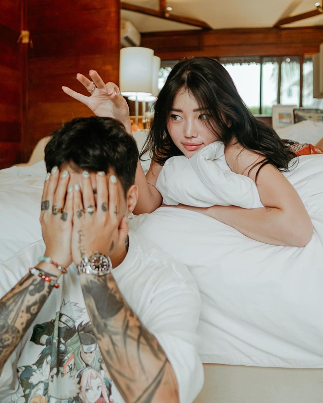 Reza Arap dan Wendy Walters menjadi pasangan suami istri sejak setahun lalu. Menikah pada Februari 2021, pasangan tersebut menikah secara agama Buddha dengan perayaan yang cukup mewah dan meriah.Foto: Instagram