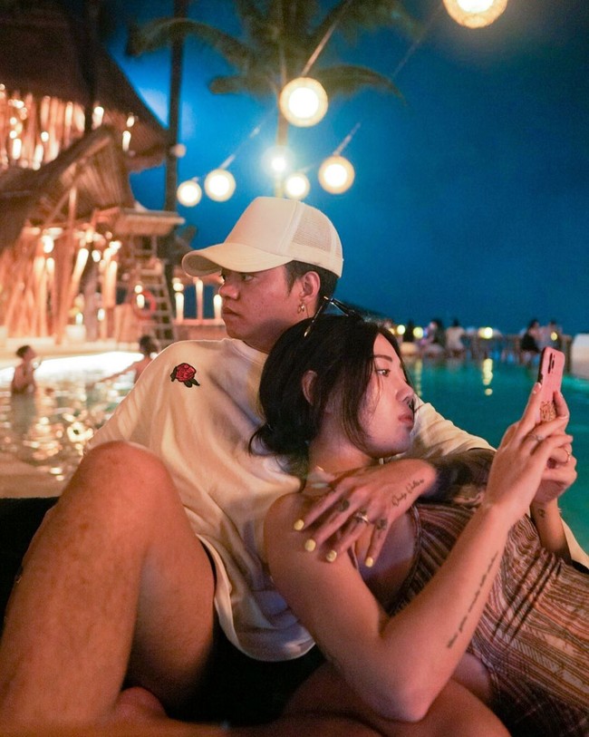 Hai, aku tidak akan membagikan masalah pribadi apa pun di sini, di media sosial. Tolong berhenti meminta klarifikasi. Semuanya baik-baik saja. Tolong berhenti membuat berita palsu, tulis Wendy di Instagram Stories.Foto: Instagram