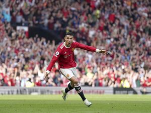 Ronaldo Tembus 60 Hat-trick, Jauhi Messi