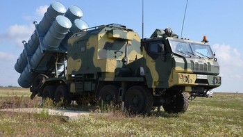 Armada lengkapnya terdiri dari truk yang mengangkut launcher dengan 4 rudal Neptunus, kendaraan transportasi/reload, kendaraan kontrol dan komando serta kendaraan kargo khusus. Foto: Ukraine Navy
