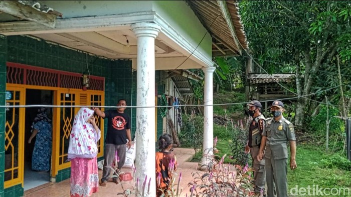 Rumah orang tua Abdul Latip didatangi ramai didatangi polisi. Mereka menanyakan kronologi kepergian Abdul Latip.