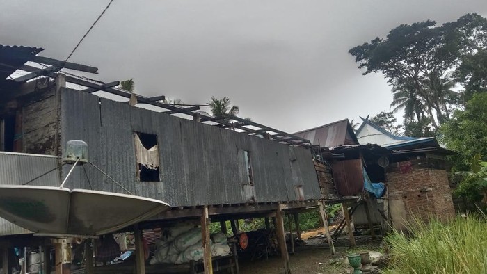 Salah satu rumah yang rusak diterjang puting beliung di Sidrap