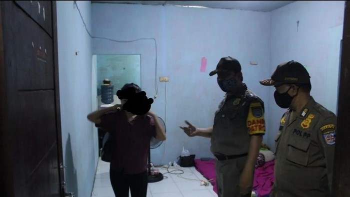 Satpol PP Kota Depok mengamankan 16 orang diduga terlibat prostitusi di Jl Juanda, Jumat (15/4/2022) malam.