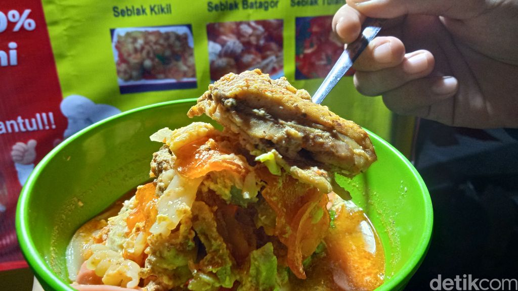 Ngabuburit di BKT, Enaknya Jajan Kue Balok dan Seblak yang Pedas Mantap
