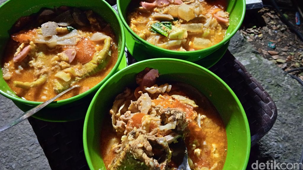 Ngabuburit di BKT, Enaknya Jajan Kue Balok dan Seblak yang Pedas Mantap
