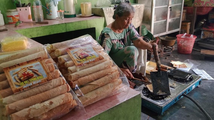 Semprong kue renyah dari Klaten ini laris manis diburu saat Lebaran