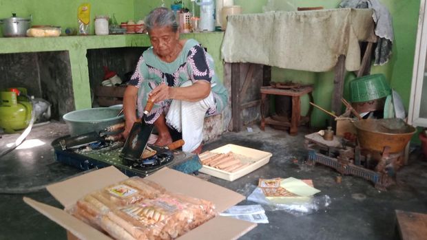 Semprong kue renyah dari Klaten ini laris manis diburu saat Lebaran