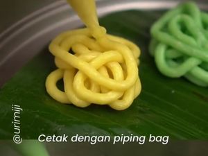 Kreatif Banget! Pria Ini Ubah Kulit Durian Jadi Serabi Petulo Buat Takjil