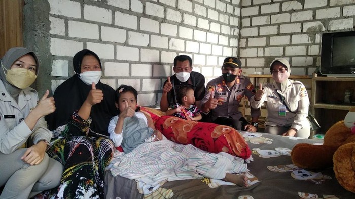 Sinta Auliya Maulidiyah (10) saat tiba di rumahnya di Desa Samaran, Kecamatan Pamotan, Kabupaten Rembang, Selasa (12/4/2022).