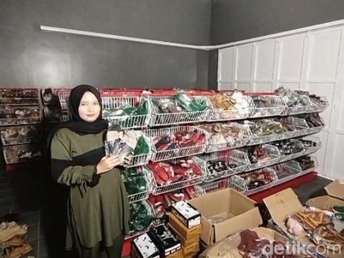 Sinta penjual produk kulit di Pangandaran