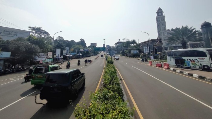 Situasi lalu lintas di Simpang Gadog, Bogor, Jawa Barat lengang pada Sabtu (16/4/2022) pagi.