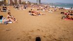 Tumpah Ruah Warga Spanyol di Pantai Barceloneta