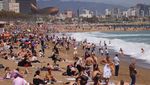 Tumpah Ruah Warga Spanyol di Pantai Barceloneta