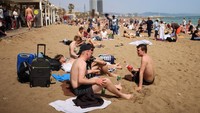 Rasa haus akan rekreasi membuat sejumlah warga datang menikmati indahnya pantai.