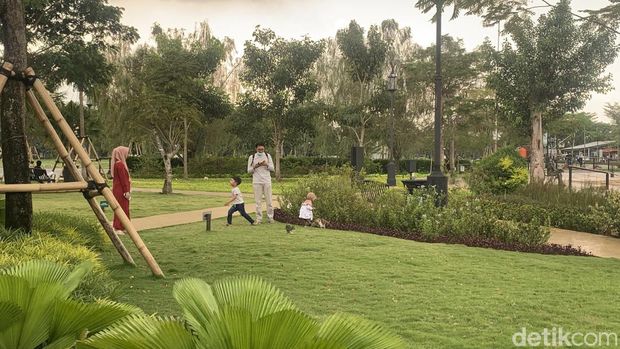 Suasana long weekend di Kiara Artha Park.