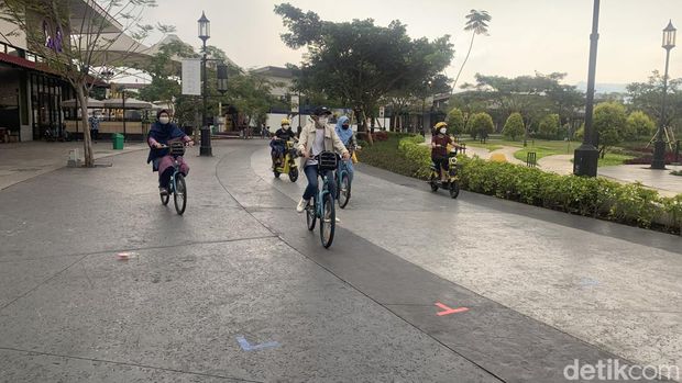 Suasana long weekend di Kiara Artha Park.