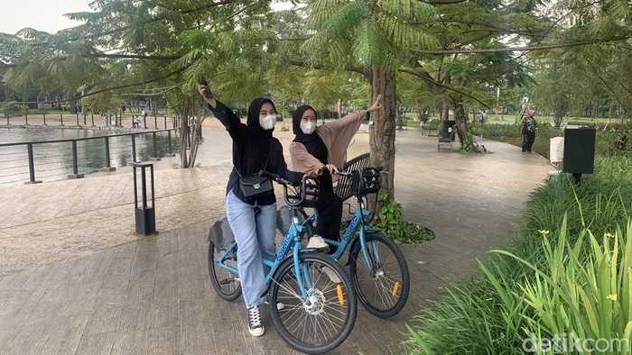 Suasana long weekend di Kiara Artha Park.